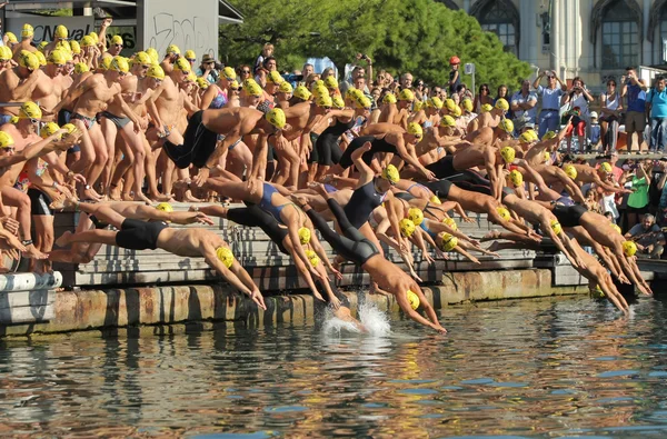 Zwemmers op het begin van open wateren — Stockfoto