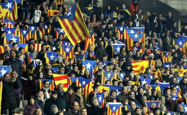 independentist bayraklı Katalan destekçileri