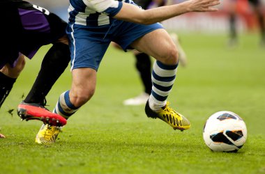iki futbol oyuncuları vie