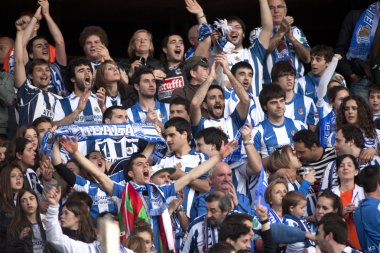 real Sociedad'da destekçileri gol kutluyor
