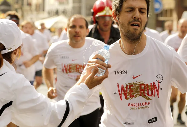 Runner on the refreshment point — Stock Photo, Image