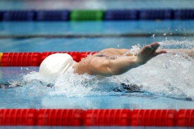 Kelebek stil yüzücü