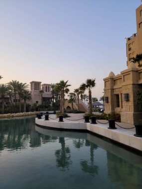 Su kanalı zümrüt suyu köprünün altından geçiyor.