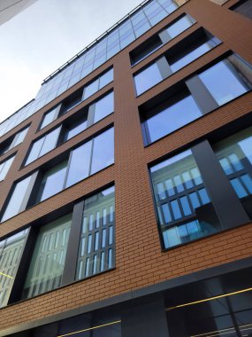 Wolfshagen, Brandenburg, Almanya - 29 Nisan 2018: Almanya 'da ahşap pencereli ve GOLWI Brennstoffhandel' in bir işareti olan eski bir süpermarket duvarı.