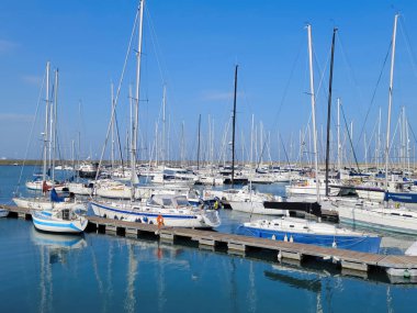 PULA, CROATIA - 18 Eylül 2020: Pula, Hırvatistan ve Avrupa 'nın adriyatik deniz limanının yaz manzarası