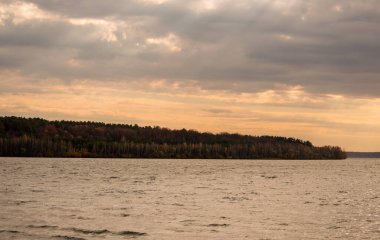 Orman nehrin çok ötesinde.