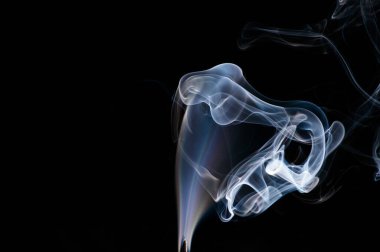 dumanı siyah arkaplanda