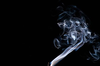 dumanı siyah arkaplanda