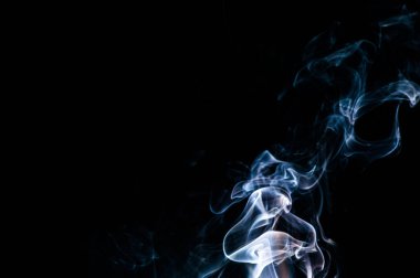 dumanı siyah arkaplanda