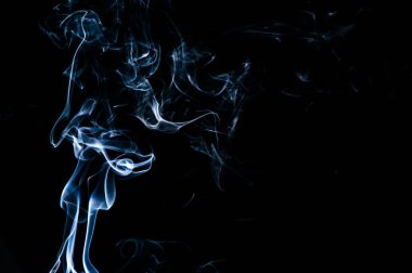 dumanı siyah arkaplanda