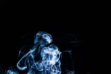 dumanı siyah arkaplanda