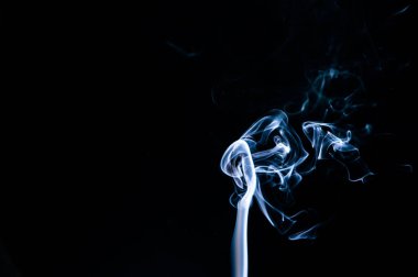 dumanı siyah arkaplanda