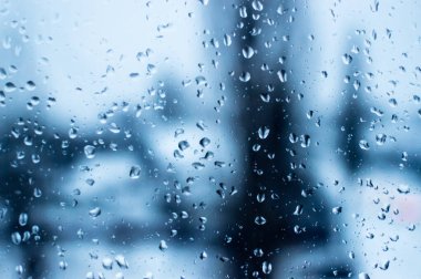 Bardağa su damlatıyor.