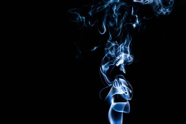 Rook Een Zwarte Achtergrond — Stockfoto