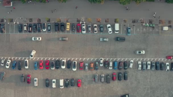 2つの駐車場、空中ドローンショットの間の領域で撮影された映画のトラフィック — ストック動画