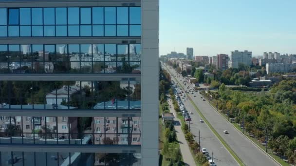 Panorama orașului din spatele clădirii de sticlă — Videoclip de stoc