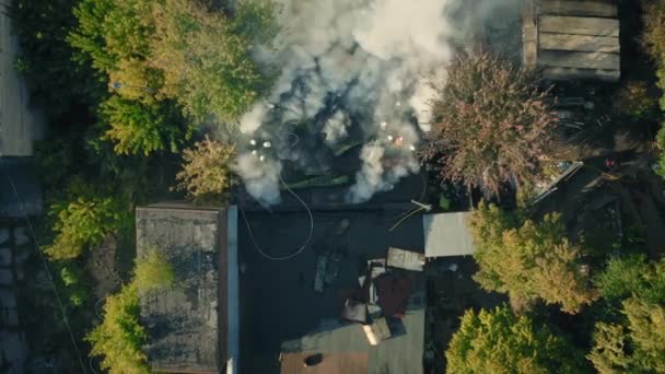 Corpo de bombeiros combate incêndio por queima de armazém cheio de fumaça — Vídeo de Stock