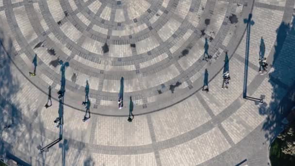 Waktu berlalu dengan bayang-bayang kerumunan orang - pandangan atas drone udara — Stok Video