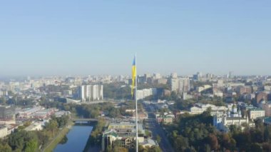 Kharkiv 'de bayrak direğinde Ukrayna bayrağı