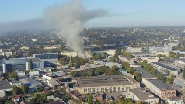 Rauchsäule nach Brand in der Stadt: Drohnenbild aus der Luft — Stockvideo