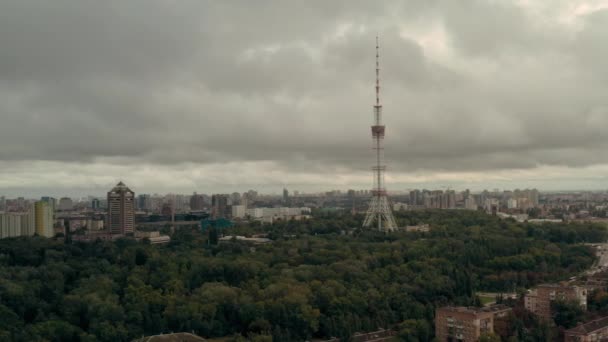 Телевізійна вежа на тлі міського пейзажу серед осінніх дерев — стокове відео