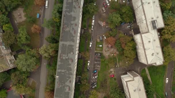 Volando sobre edificios de varios pisos en la ciudad: plano aéreo vista superior — Vídeo de stock