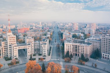 Harkiv 'deki Derzhprom ve Karazin Üniversitesi. Yaramaz Çaylak 'ın manzarası. Sonbahar sabahı havadan çekilmiş..