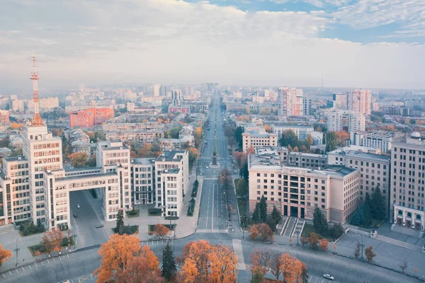 Harkiv 'deki Derzhprom ve Karazin Üniversitesi. Yaramaz Çaylak 'ın manzarası. Sonbahar sabahı havadan çekilmiş..