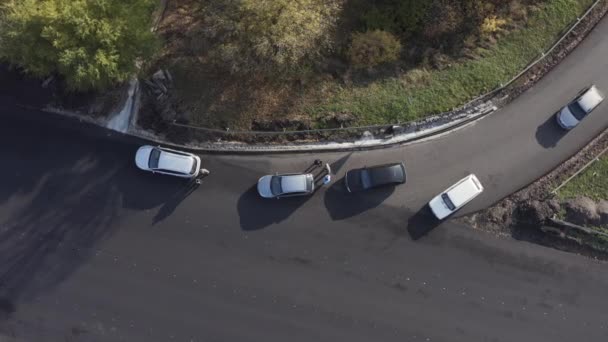 Verkehrsunfall: Kollision zweier Autos auf der Straße Draufsicht aus der Luft. — Stockvideo
