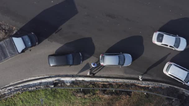 Accidente de tráfico: los coches chocan en una intersección. Los conductores inspeccionan el daño a los coches. Aerial drone Vista superior Disparo. — Vídeo de stock