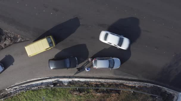 Accidente de tráfico: colisión de dos coches. Controles de los conductores para comprobar si hay daños en el parachoques para la firma de Europrotocol — Vídeo de stock