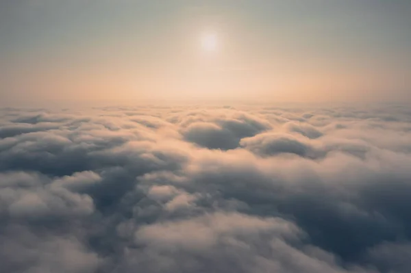 晨阳升起在云雾之上-空中的景色 — 图库照片