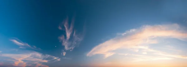 Strahlen der untergehenden Sonne brechen durch die Wolken - weites Bild — Stockfoto