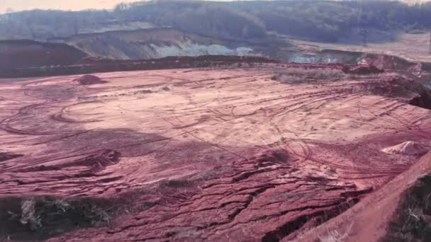 Hliněná krajina z umělého průmyslového lomu — Stock video