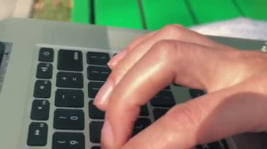 Bir kadın klavyeye yakın plan parmaklarıyla mesaj yazar.