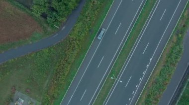 Otobana bir İHA iniyor.