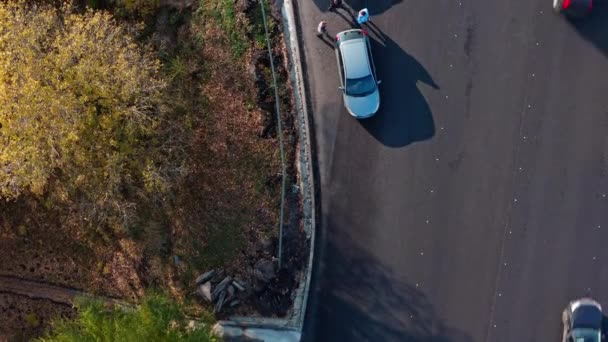 Menschen untersuchen nach einem Unfall Schäden am Auto. Drohnenschuss. — Stockvideo