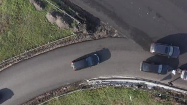 İki arabanın çarpışma sahnesinin etrafında arabalar dönüyor. İHA atışı.