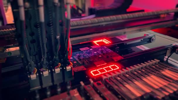Instalação automática de semicondutores e componentes eletrônicos para a produção de chips — Vídeo de Stock