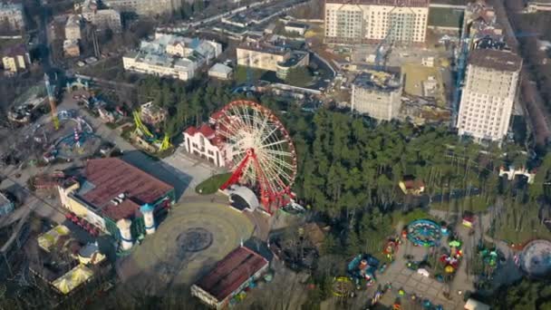 Riesenrad im Park an einem Frühlingstag: Drohnenschuss — Stockvideo