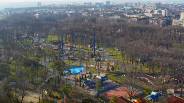 Parque de atracciones vacío en la primavera - vista aérea del dron. — Vídeos de Stock
