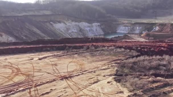 Lago em pedreira de argila durante a mineração - Boneca aérea em tiro — Vídeo de Stock