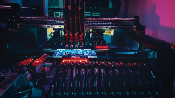 Otomatik CNC Makinesi Çalışması: Sistem tahtası ögelerinin robot eliyle montajı.