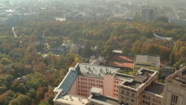 Zřízení záběru Univerzity Karazín v parku Ševčenko v Charkově. — Stock video