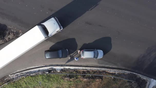 Drivers verificar se há danos pára-choques para a assinatura do Europrotocol. Acidente de viação: colisão de 2 carros. — Vídeo de Stock