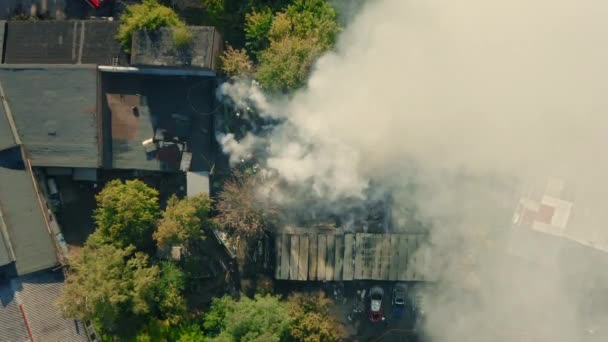 Hasiči našli požár ve skládací místnosti. Letecký záběr shora. — Stock video