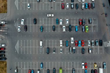 Arabalar havaalanının yanındaki otoparkta, hava manzaralı.