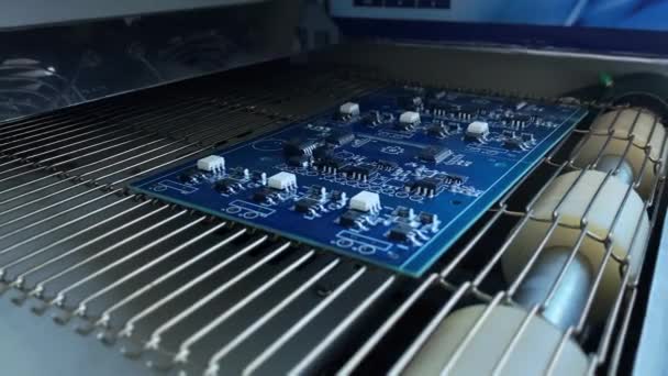 Soldadura térmica de elementos electrónicos en placas madre de ordenador. — Vídeos de Stock
