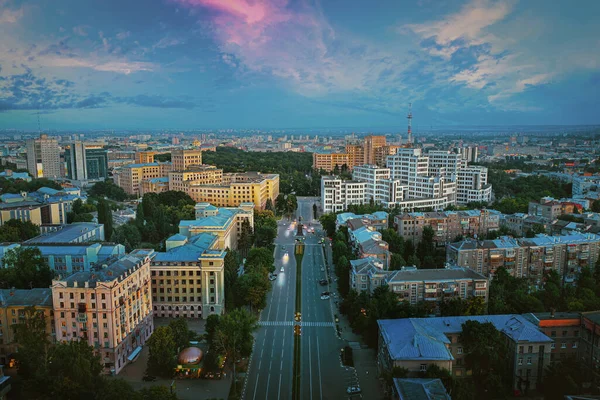 Harkiv 'deki Derzhprom ve Karazin Üniversitesi. Nauky Prospect 'ten görüntü. Akşam Havadan çekim. — Stok fotoğraf