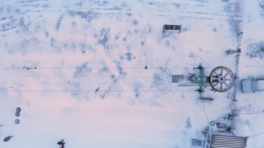 Karlı bir dağ yamacında kayak kaldırma. Dikey video.